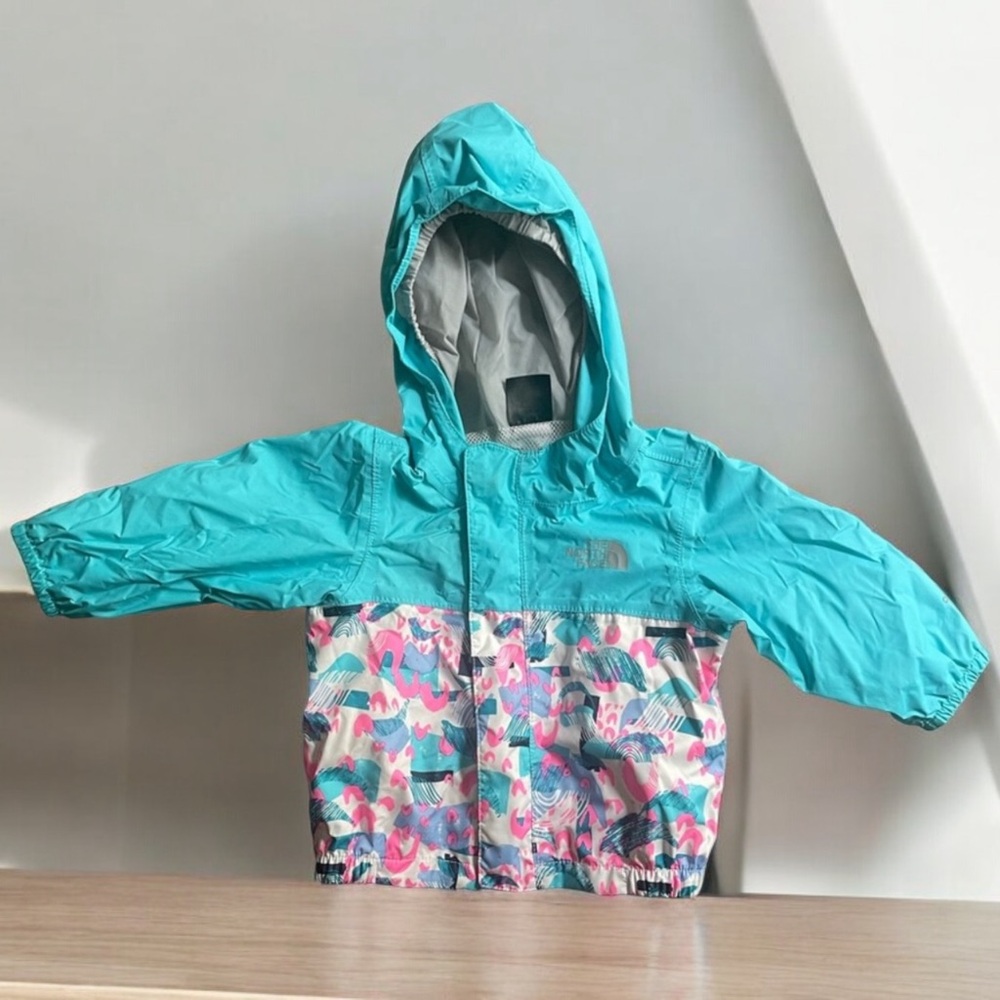 🚨The North Face Jacket 3-6 months. Multicolored. Zipper. Hoodie.